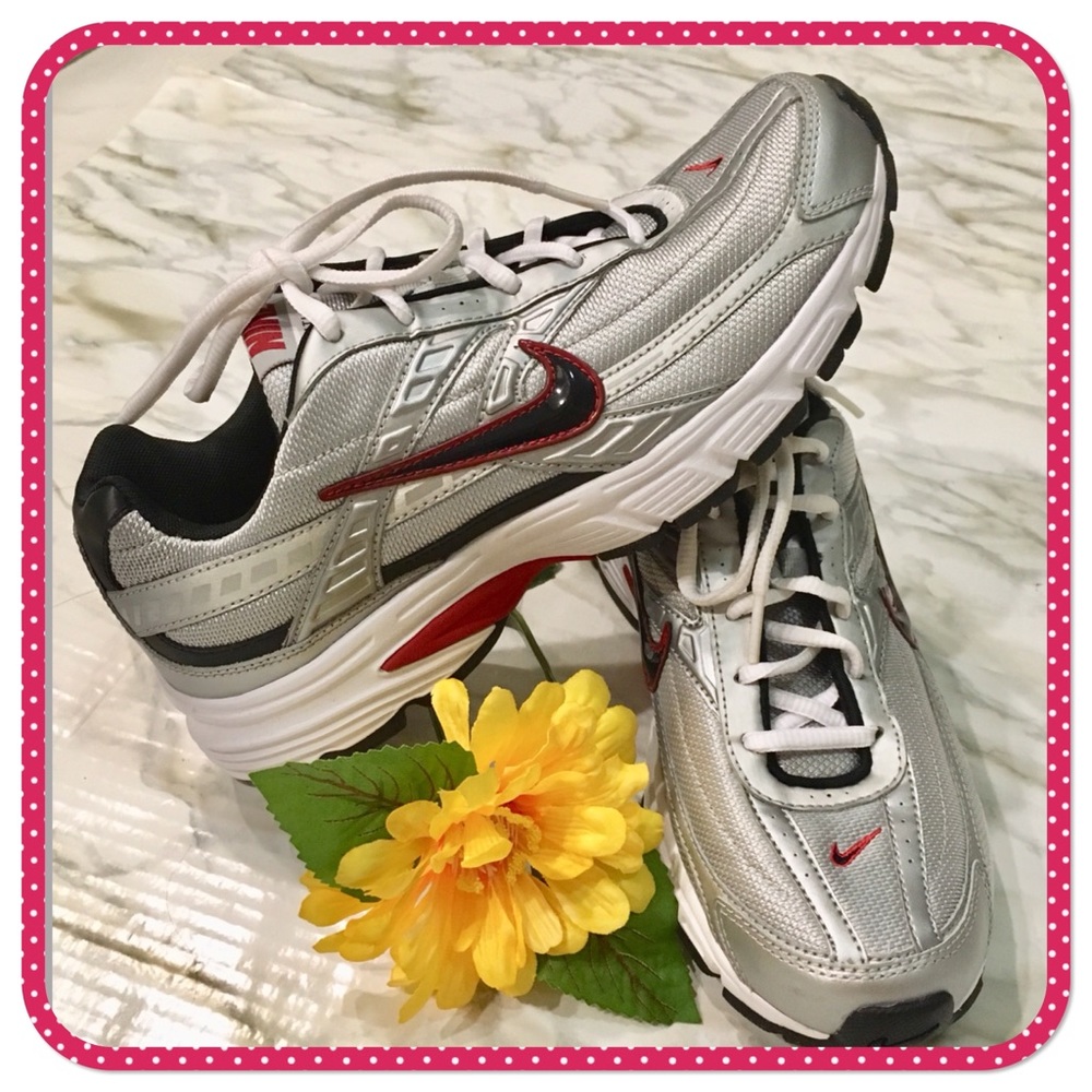 💝  NIKE 💝 Athletic shoes size 9